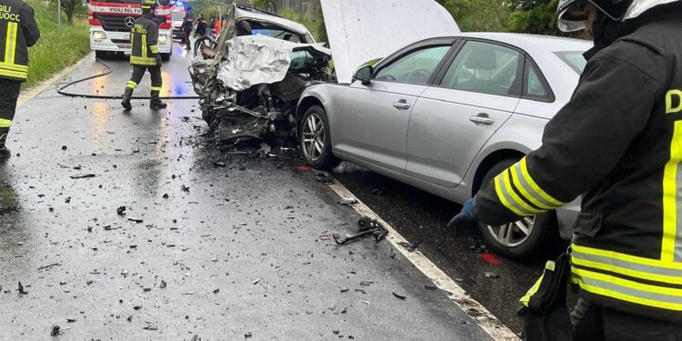 Terribile schianto per il maltempo, si scontrano tre auto nel Nuorese: morto un 76enne, grave 29enne