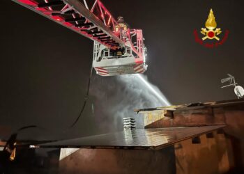 Paura a Elmas, scoppia un incendio in casa: evacuata l’intera palazzina