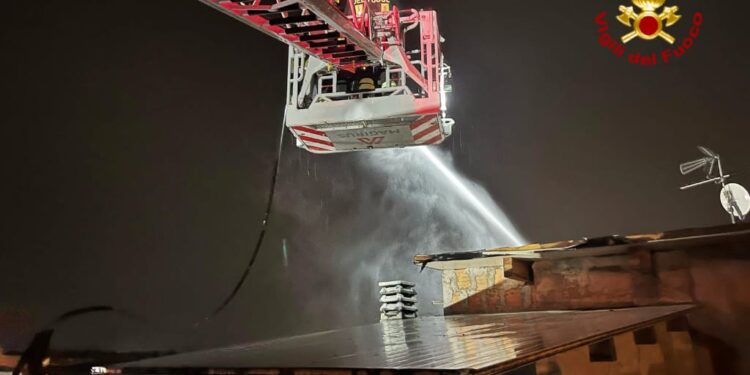 Paura a Elmas, scoppia un incendio in casa: evacuata l’intera palazzina