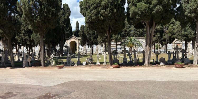 Riapre il Cimitero monumentale di Bonaria, cagliaritani e turisti tornano a scoprire anche la tomba di Riva (VIDEO)