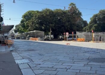 Cagliari si rifà il look per Sant Efisio: pronte le tribune e le pensiline fiorite, migliaia di turisti in città (VIDEO)