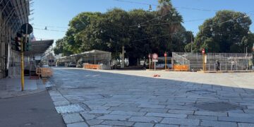 Cagliari si rifà il look per Sant Efisio: pronte le tribune e le pensiline fiorite, migliaia di turisti in città (VIDEO)