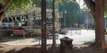 Inferno piazza del Carmine: torna la paura dopo la nuova aggressione con furto di monopattino (VIDEO)