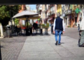 “Una domanda al sindaco Zedda: coi tavolini che occupano tutto il Corso, famiglie e disabili come possono passeggiare?”