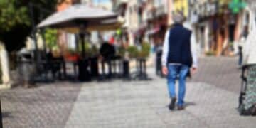 “Una domanda al sindaco Zedda: coi tavolini che occupano tutto il Corso, famiglie e disabili come possono passeggiare?”