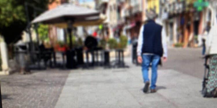 “Una domanda al sindaco Zedda: coi tavolini che occupano tutto il Corso, famiglie e disabili come possono passeggiare?”