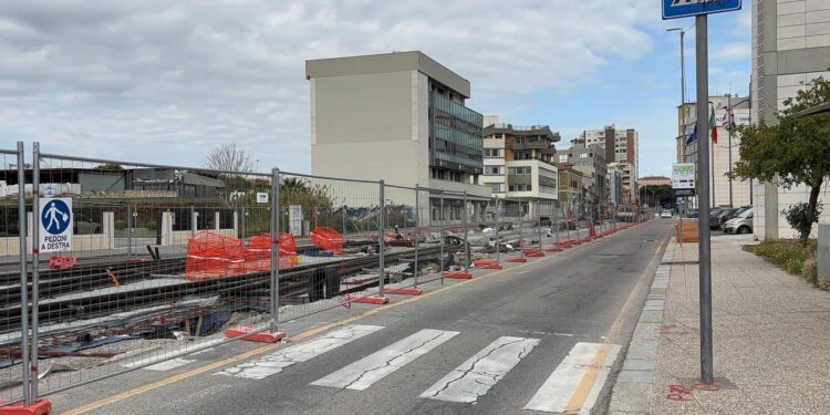 Viale Diaz, si blocca tutto: clamoroso passo indietro per i lavori della metropolitana leggera, l’Arst processa l’impresa (VIDEO)