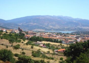 Accarezzano un agnellino e vengono minacciati con un coltello: momenti di terrore per due anziani a Tula