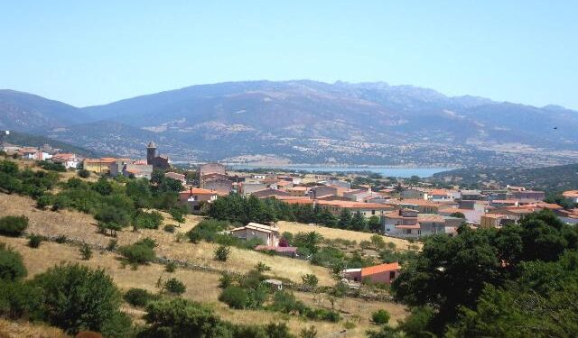 Accarezzano un agnellino e vengono minacciati con un coltello: momenti di terrore per due anziani a Tula