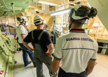 Gravi irregolarità sulla sicurezza del personale a bordo, nave bloccata a Cagliari