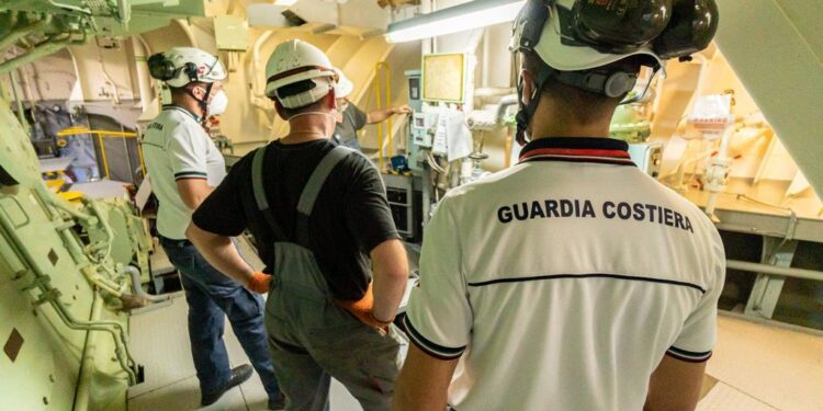 Gravi irregolarità sulla sicurezza del personale a bordo, nave bloccata a Cagliari
