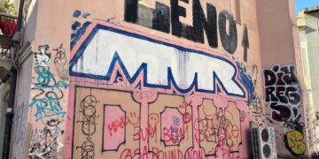 La piaga dei graffiti continua ad imperversare in città, ecco la situazione nel quartiere Castello (VIDEO)