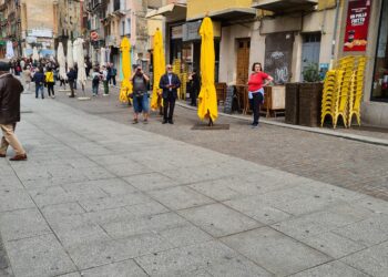 Cagliari, la processione di S’Incontru dribbla gli ombrelloni dei ristoranti nel Corso: “Non c’è rispetto”