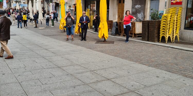 Cagliari, la processione di S’Incontru dribbla gli ombrelloni dei ristoranti nel Corso: “Non c’è rispetto”