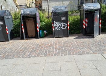 I “vandali nottambuli” colpiscono ancora nel Corso: sfondate le isole ecologiche dei rifiuti