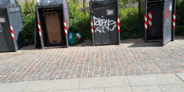 I “vandali nottambuli” colpiscono ancora nel Corso: sfondate le isole ecologiche dei rifiuti