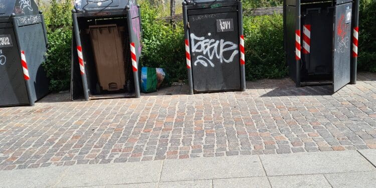 I “vandali nottambuli” colpiscono ancora nel Corso: sfondate le isole ecologiche dei rifiuti