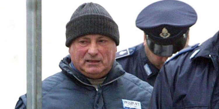 La chiesa gremita, la concelebrazione, il manifesto e tutta Orgosolo per l’addio a Mesina