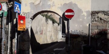 Cagliari, c’è da restaurare il portico di Palabanda: chiude la circolazione nel Corso