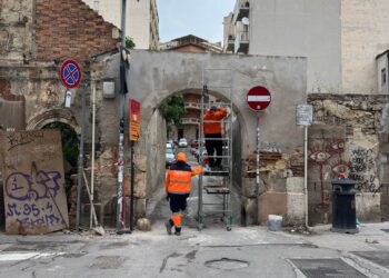 Iniziano i lavori di restauro all’arco di Palabanda: operai in campo per salvare uno storico simbolo di Cagliari (VIDEO)