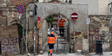 Iniziano i lavori di restauro all’arco di Palabanda: operai in campo per salvare uno storico simbolo di Cagliari (VIDEO)