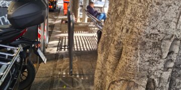 Piazza Yenne, le splendide panchine con dietro i rifiuti ammassati: “Poveri vecchietti, turisti per caso o chi deve riposare”