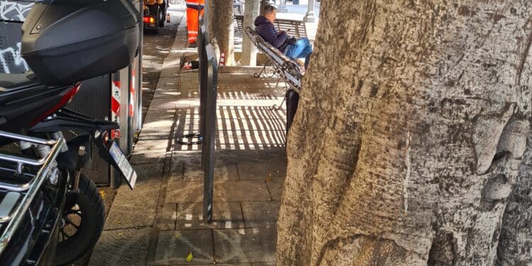 Piazza Yenne, le splendide panchine con dietro i rifiuti ammassati: “Poveri vecchietti, turisti per caso o chi deve riposare”