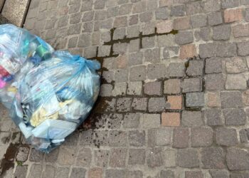 Quando il ritiro dei rifiuti diventa un problema: ecco la situazione nel corso di Cagliari, alle 10 regna la spazzatura (VIDEO)