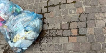 Quando il ritiro dei rifiuti diventa un problema: ecco la situazione nel corso di Cagliari, alle 10 regna la spazzatura (VIDEO)