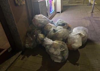 Cagliari, il grande flop della raccolta differenziata di Zedda: mastelli tutti rotti, le famiglie gettano i sacchetti che invadono i marciapiedi