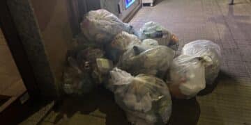 Cagliari, il grande flop della raccolta differenziata di Zedda: mastelli tutti rotti, le famiglie gettano i sacchetti che invadono i marciapiedi