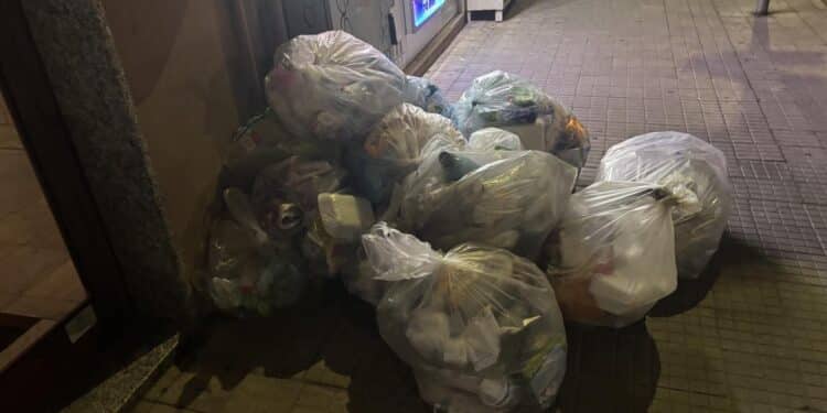 Cagliari, il grande flop della raccolta differenziata di Zedda: mastelli tutti rotti, le famiglie gettano i sacchetti che invadono i marciapiedi