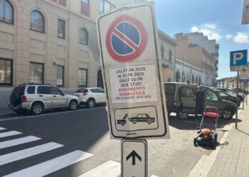 Cagliari, nuova ondata di strisce blu attorno a via Roma: in città ormai si parcheggia quasi solo a pagamento (VIDEO)