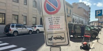 Cagliari, nuova ondata di strisce blu attorno a via Roma: in città ormai si parcheggia quasi solo a pagamento (VIDEO)