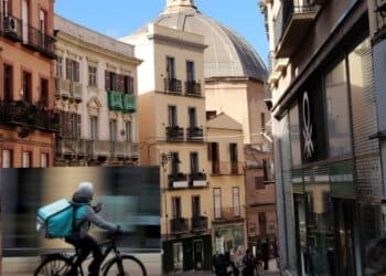 Via Garibaldi e Via Manno ormai piste da corsa per i rider: “Ciclomotori fuori legge travestiti da e-bike”