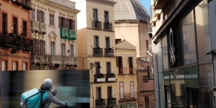 Via Garibaldi e Via Manno ormai piste da corsa per i rider: “Ciclomotori fuori legge travestiti da e-bike”