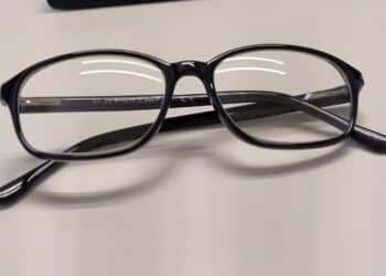 Cagliari, smarrisce occhiali da vista indispensabili per il lavoro: “Lauta ricompensa per chi dovesse trovarli”