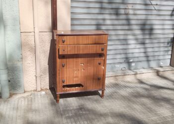 Cagliari, comò “dimenticato” e preso a calci in via Dante: “Sappiamo chi siete, venite a riprenderlo”