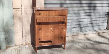 Cagliari, comò “dimenticato” e preso a calci in via Dante: “Sappiamo chi siete, venite a riprenderlo”