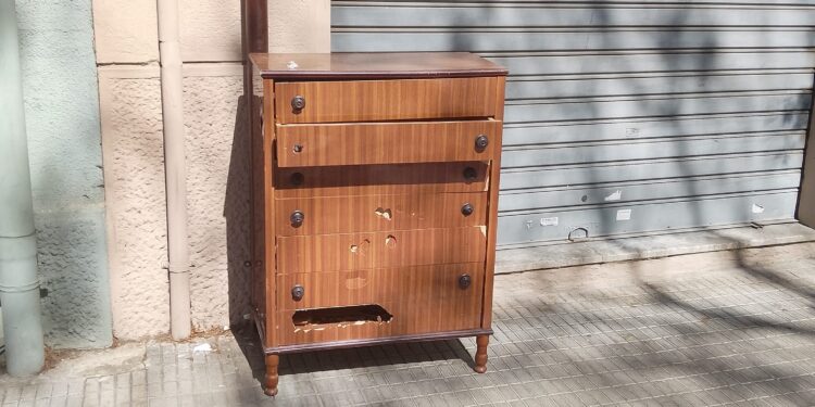 Cagliari, comò “dimenticato” e preso a calci in via Dante: “Sappiamo chi siete, venite a riprenderlo”