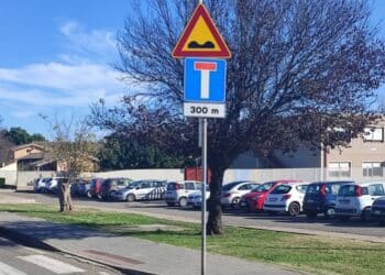 Cagliari, sparito misteriosamente un cestino dei rifiuti da via Vesalio