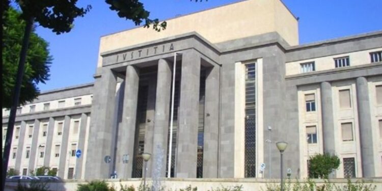 Cagliari, violenza sessuale su un’alunna: otto anni a un insegnante dell’Alberti