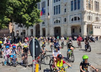 Cagliari, vince ancora la magia di Bimbinbici: la carovana festosa dei più piccoli colora la città