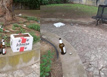 Cagliari, cartoline di degrado dai giardini pubblici: sporcizia e bottiglie rotte ovunque, notte alcolica in via Biasi