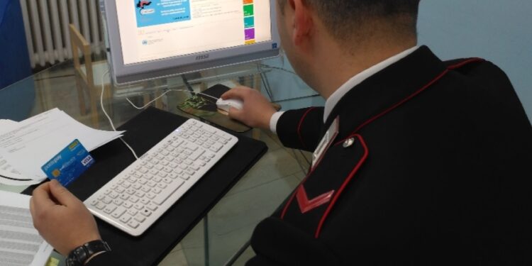 Sventata maxi truffa a Cagliari: lui finge di cascarci e li incastra