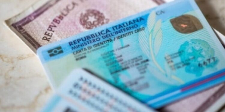 Cagliari, anziana in fila per un appuntamento a tre mesi in Comune: “Servizi al cittadino, un vero scandalo”