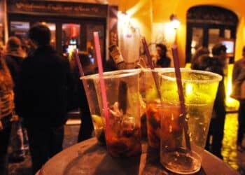 Cagliari, è allarme rosso movida: “Minori in fila fuori dai minimarket per comprare alcol”