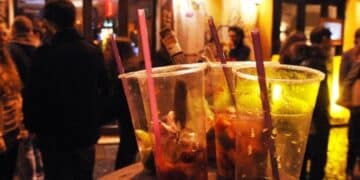 Cagliari, è allarme rosso movida: “Minori in fila fuori dai minimarket per comprare alcol”