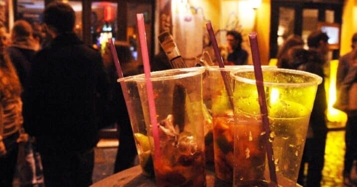 Cagliari, è allarme rosso movida: “Minori in fila fuori dai minimarket per comprare alcol”