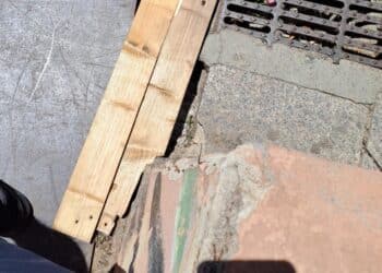 Cagliari, pericolo in via Abba: “Un rattoppo con tavole di legno e un chiodo sporgente sulla strada”